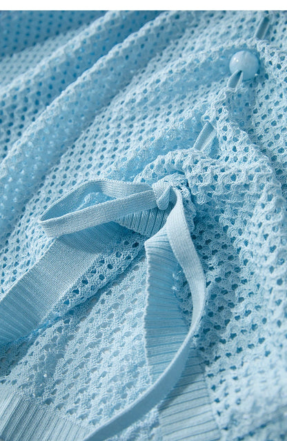 Hellblauer Kordelzug mit Schleifen am Strickpullover, Detailaufnahme der Bänder