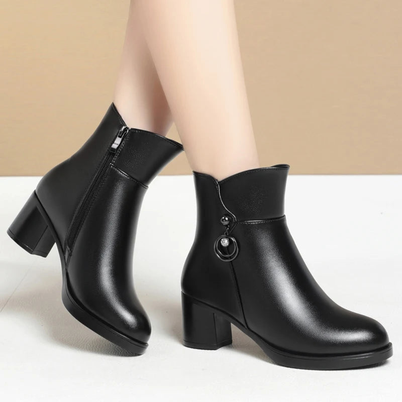 Damen-Winterstiefelette aus schwarzem Leder mit Schaftdetail und Blockabsatz
