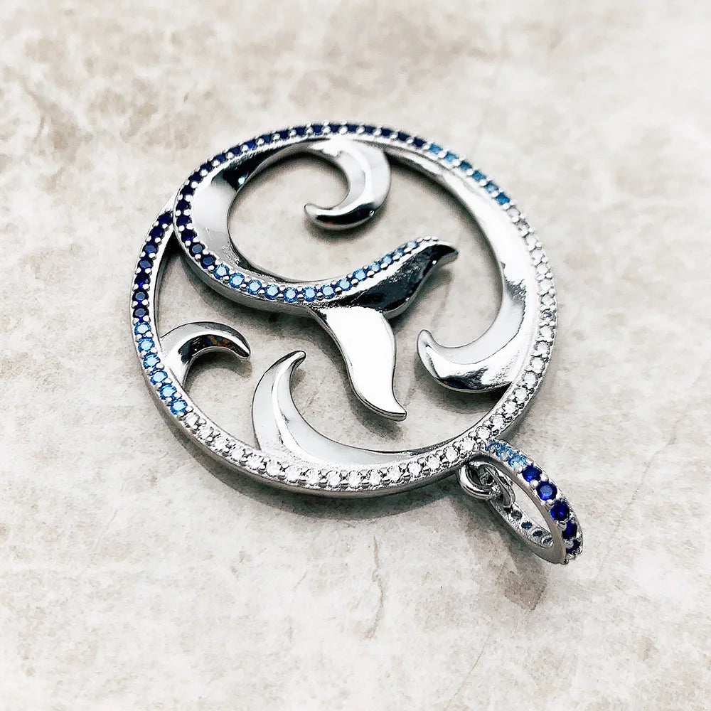 Delfin-Anhänger aus 925 Sterlingsilber mit blauem Steinrand und Schuppen-Details