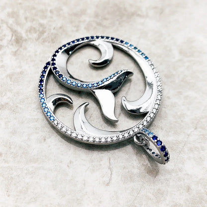 Delfin-Anhänger aus 925 Sterlingsilber mit blauem Steinrand und Schuppen-Details