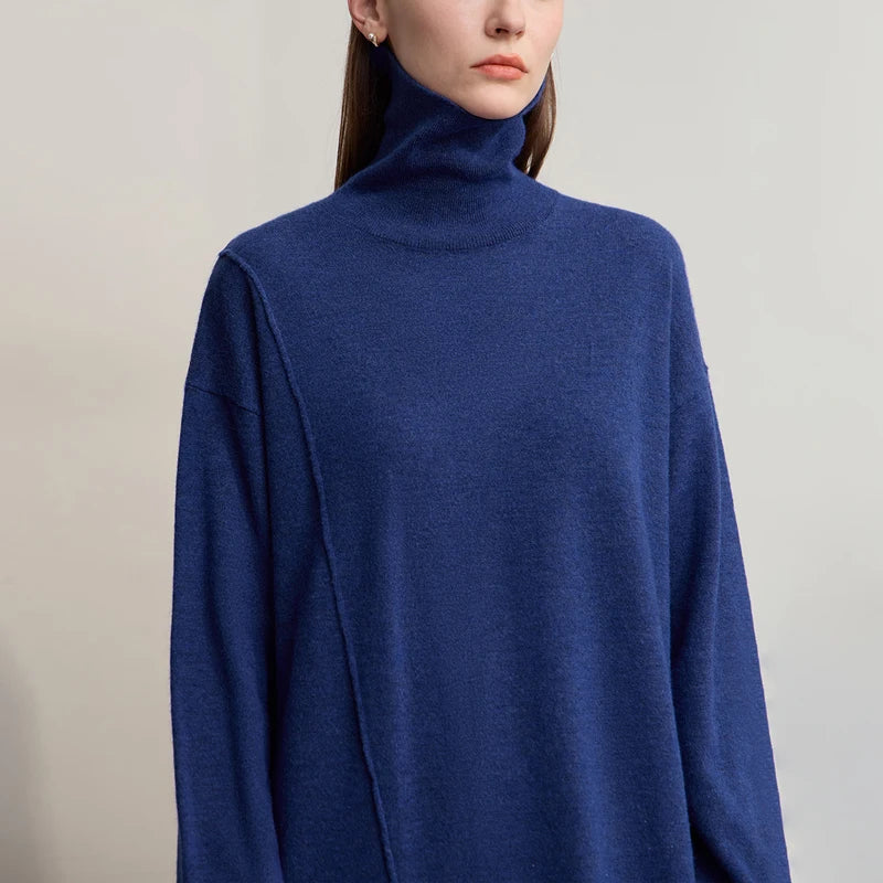 Blaues Strickkleid mit Rollkragen, Detailansicht am Hals und Ärmel