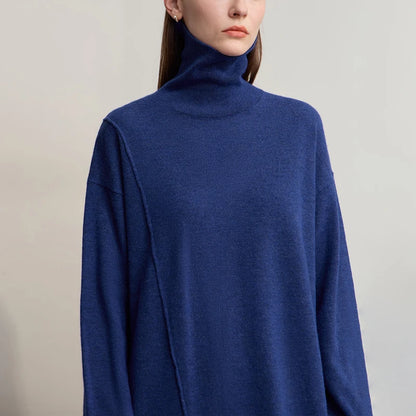 Blaues Strickkleid mit Rollkragen, Detailansicht am Hals und Ärmel
