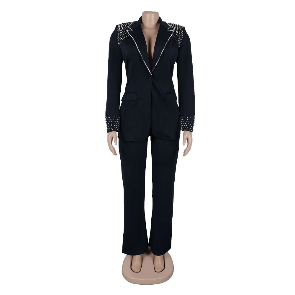 Elegantes Damen-Kleid mit Rundhalsausschnitt und kurzen Ärmeln – figurbetontes Design mit Stickerei und Bohrmuster.