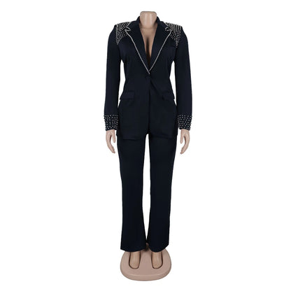 Elegantes Damen-Kleid mit Rundhalsausschnitt und kurzen Ärmeln – figurbetontes Design mit Stickerei und Bohrmuster.
