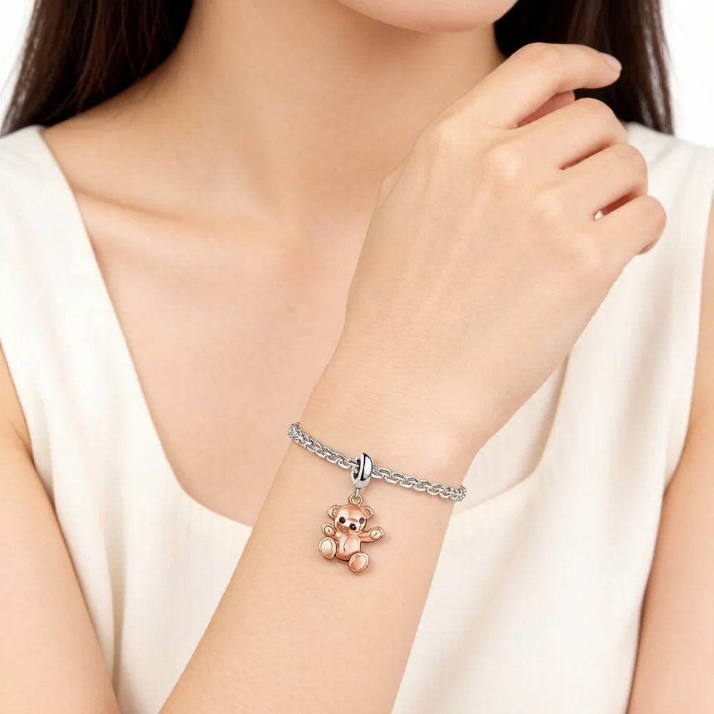 Teddybär-Charm am Armband: Bärenfigur in Roségold an Silberkette