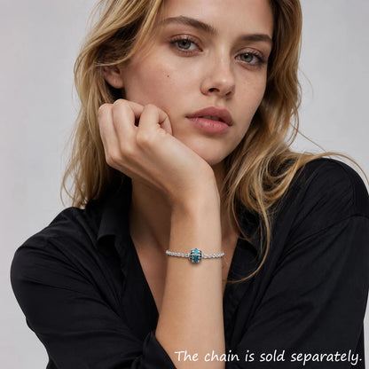 Schmuckarmband mit silberner Charmperle und blauem Stein