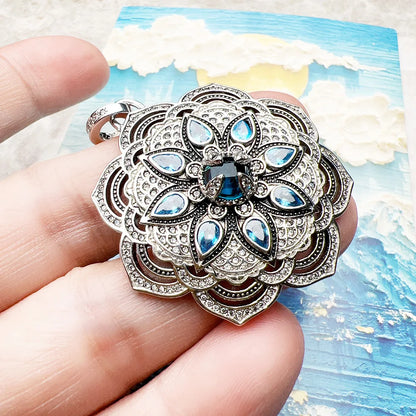 Lotusblüten-Anhänger in Hand, 925er Sterlingsilber mit türkisfarbenen Ziersteinen