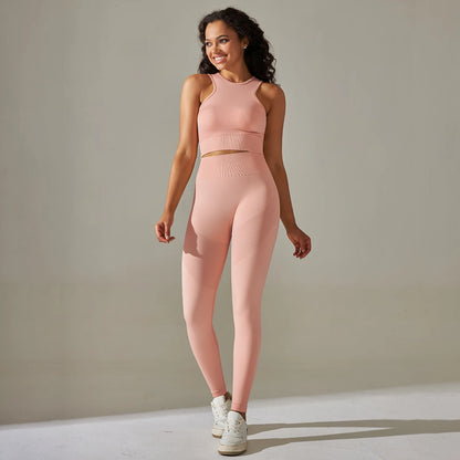 Nahtloses Sportset mit Top und Leggings, hellrosa, vorderer Stand, figurbetont