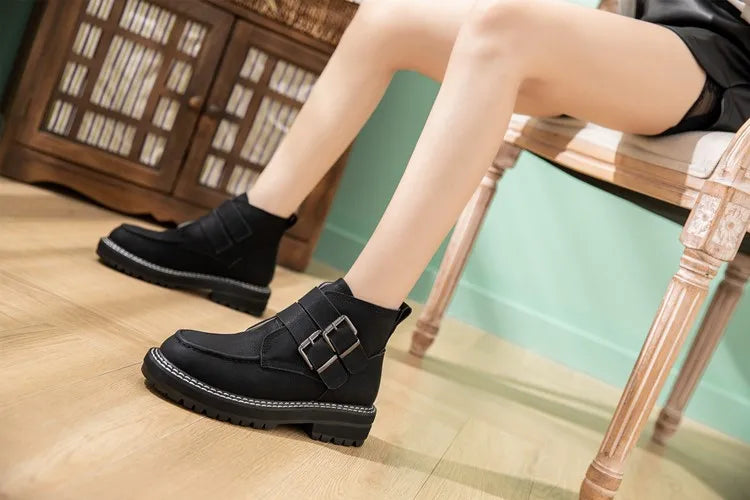 AIYUQI schwarze Stiefelette mit Schnalle, grober Sohle und Knöchelriemen am Fuß