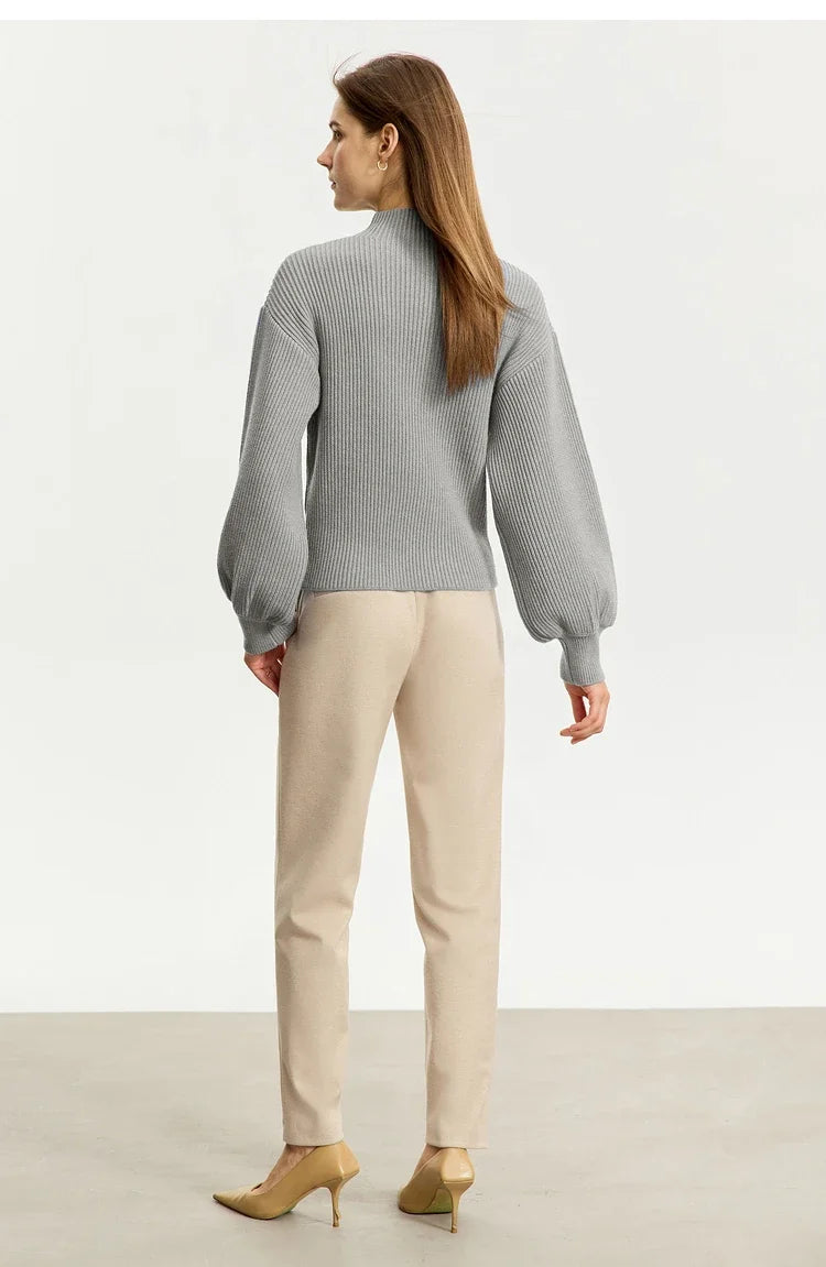 Grau melierter Wollpullover mit Stehkragen, geripptem Strick und Laternenärmeln