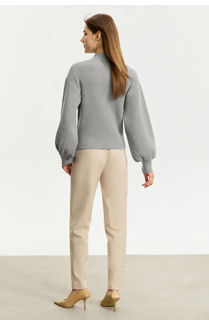 Grau melierter Wollpullover mit Stehkragen, geripptem Strick und Laternenärmeln