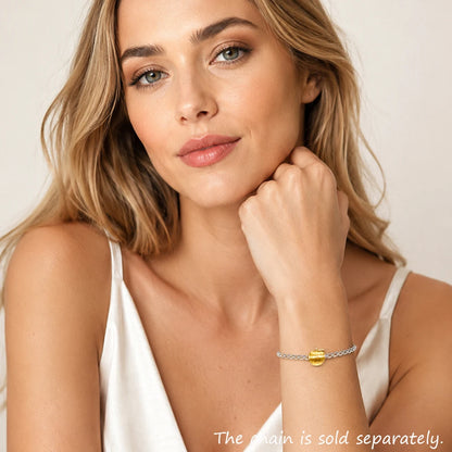 Apfel-Charm in Goldoptik am Armband am Handgelenk einer Frau