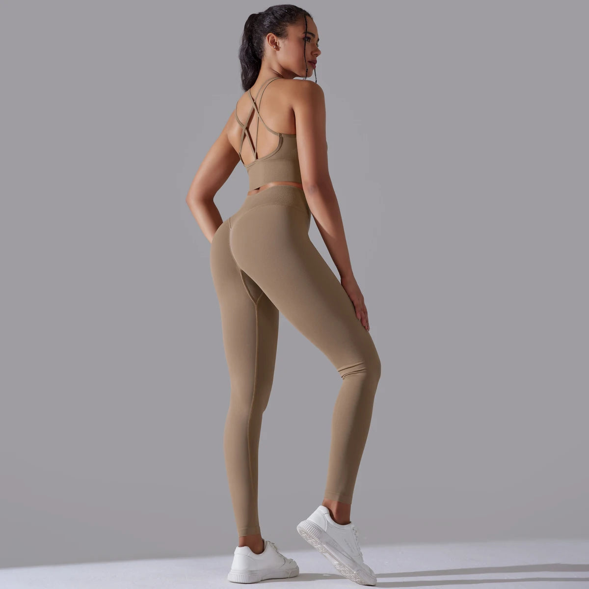 Beige/camelfarbenes nahtloses Yoga-Set: Tanktop mit Rückenriemen, Leggings