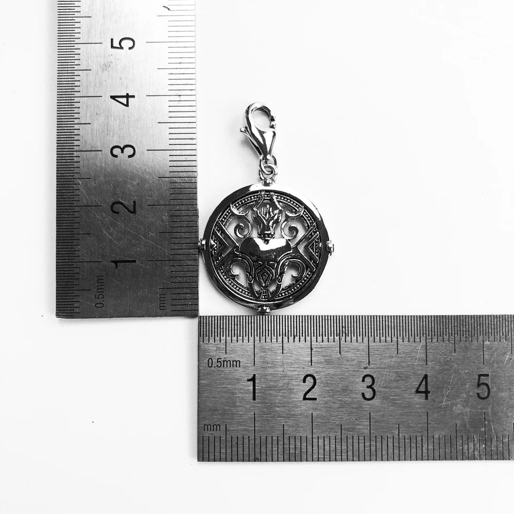 Runder Schmuckanhänger aus Metall mit Schlaufenteil, seitliche Nahansicht