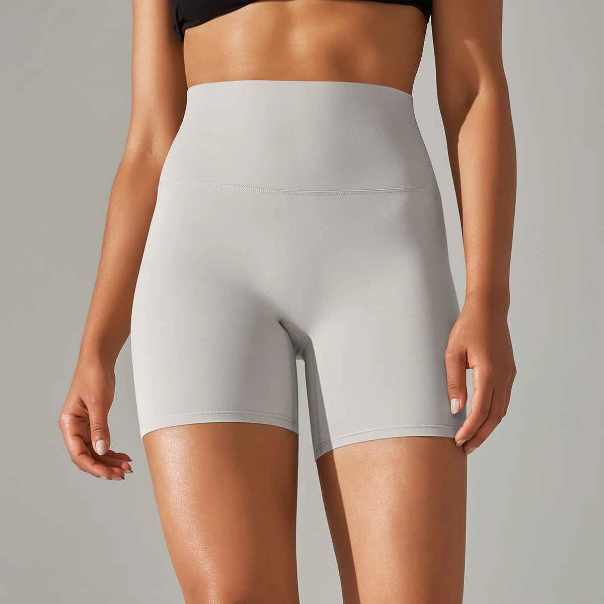 Nahtlose Sportshorts mit hohem Bund für Frauen, hellgrau