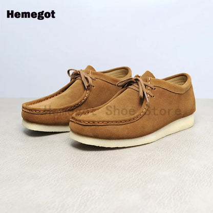 Herren-Sneaker aus Wildleder, Paaransicht, niedriger Schnitt, Schnürung, braunbeige Ton