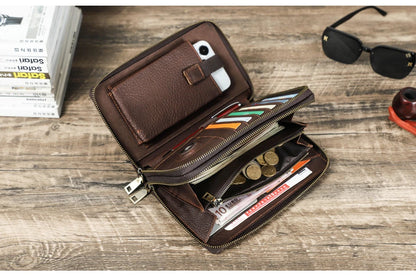 Braune Leder-Clutch geöffnet mit Karten- und Geldscheinfächern, Reißverschluss