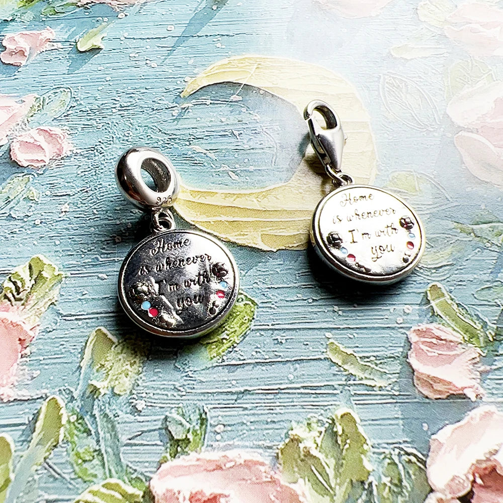 Zwei Anhänger-Charms aus Silber mit Iglu-Motiv und beiger/rosa Schriftgravur (Rückseite)