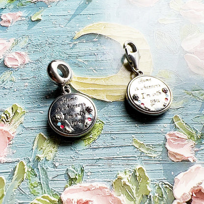 Zwei Anhänger-Charms aus Silber mit Iglu-Motiv und beiger/rosa Schriftgravur (Rückseite)