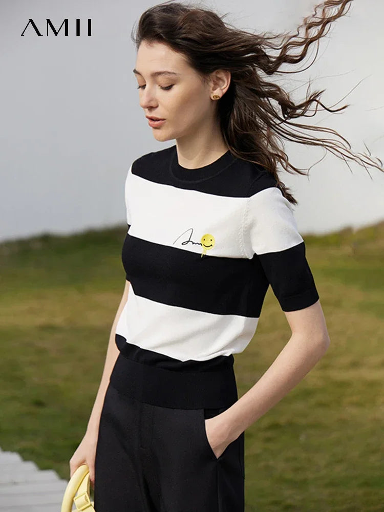 Damen Sommer-T-Shirt im Minimalismus-Stil mit gestreiftem Lächeln-Gesicht