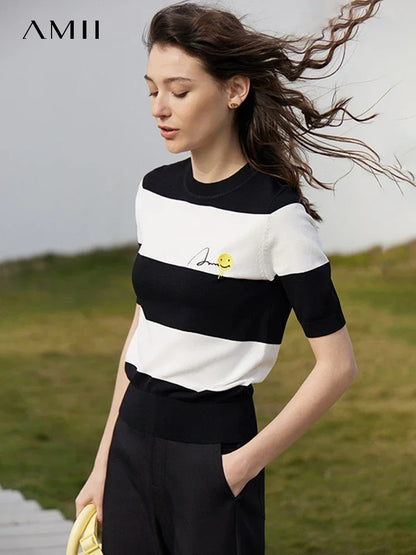 Damen Sommer-T-Shirt im Minimalismus-Stil mit gestreiftem Lächeln-Gesicht