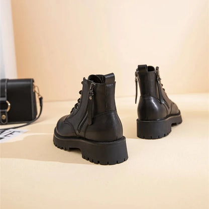 Schwarze Ankle-Boots mit Schnürung, seitlichem Reißverschluss und grober Profilsohle