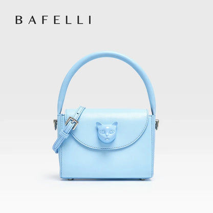 Hellblaue Ledertasche mit Katzenklappe und Metallverschluss am kurzen Griff