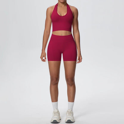 Hochtailliertes Sportset in Dunkelrot: Tanktop mit Ausschnitt am Bauch, Shorts