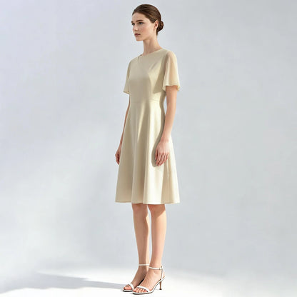 Hellbeiges tailliertes Damenkleid mit kurzen Ärmeln und gerafftem, weit fallendem Rock