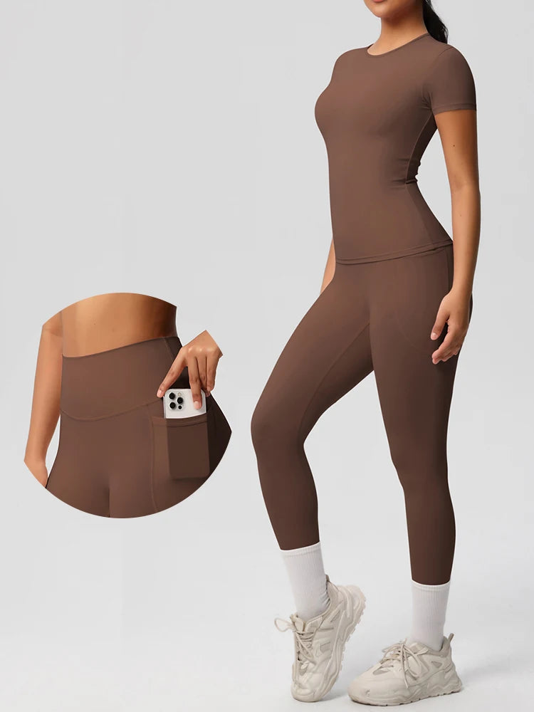 Yogaanzug (2-teilig) in Braun: enges T-Shirt und Leggings, Taschen-Detail