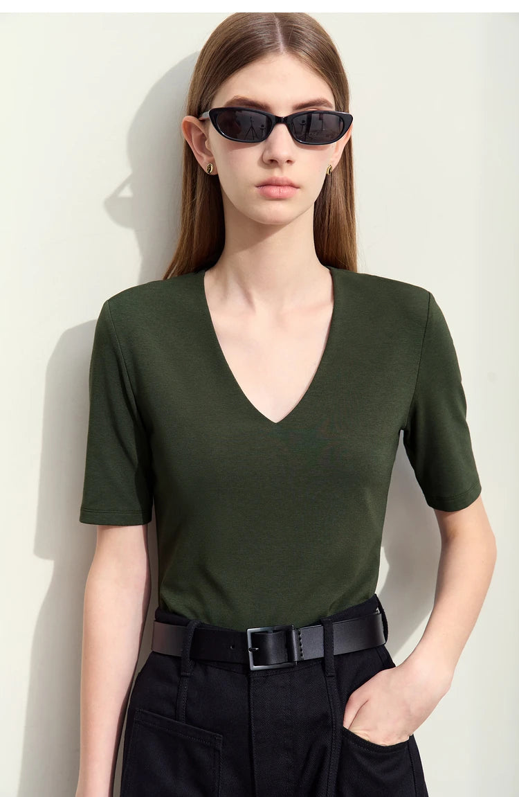 Damen T-Shirt im Minimalismus-Stil mit V-Ausschnitt und halben Ärmeln