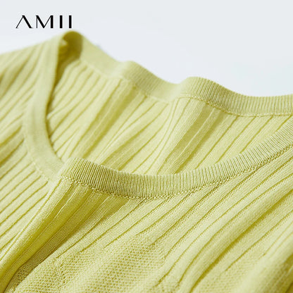 Nahaufnahme: Feinstrickpullover in Limettengrün mit Rundhalsausschnitt und feiner Rippe