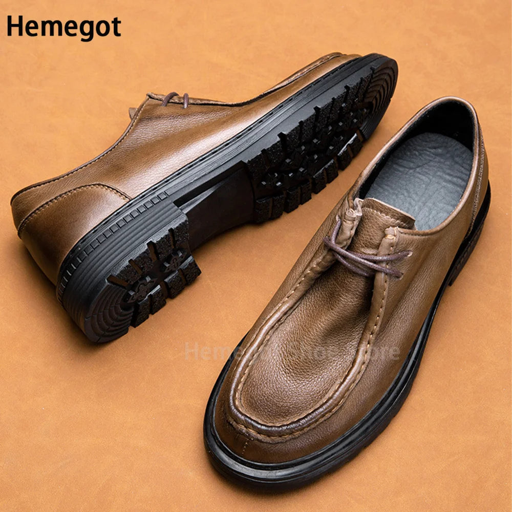 Herren-Schnürschuhe aus braunem Leder, Vorder- und Seitenansicht mit Schnürung