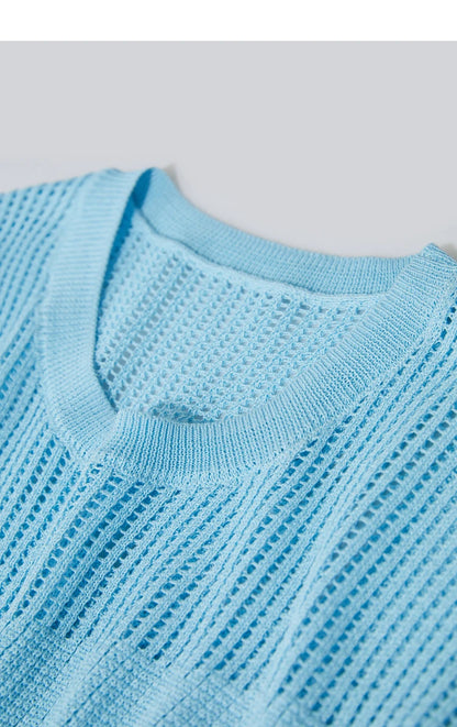 Damen-Wollstrickpullover hellblau, Rippenbund am Rundhalsausschnitt, Lochmuster am Hals.