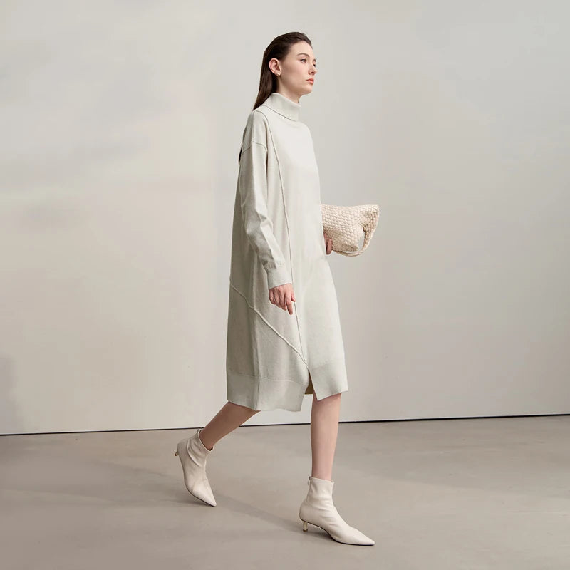 Beigefarbenes Strickkleid mit Rollkragen und langen Ärmeln, Midi-Länge