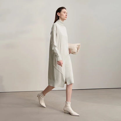 Beigefarbenes Strickkleid mit Rollkragen und langen Ärmeln, Midi-Länge