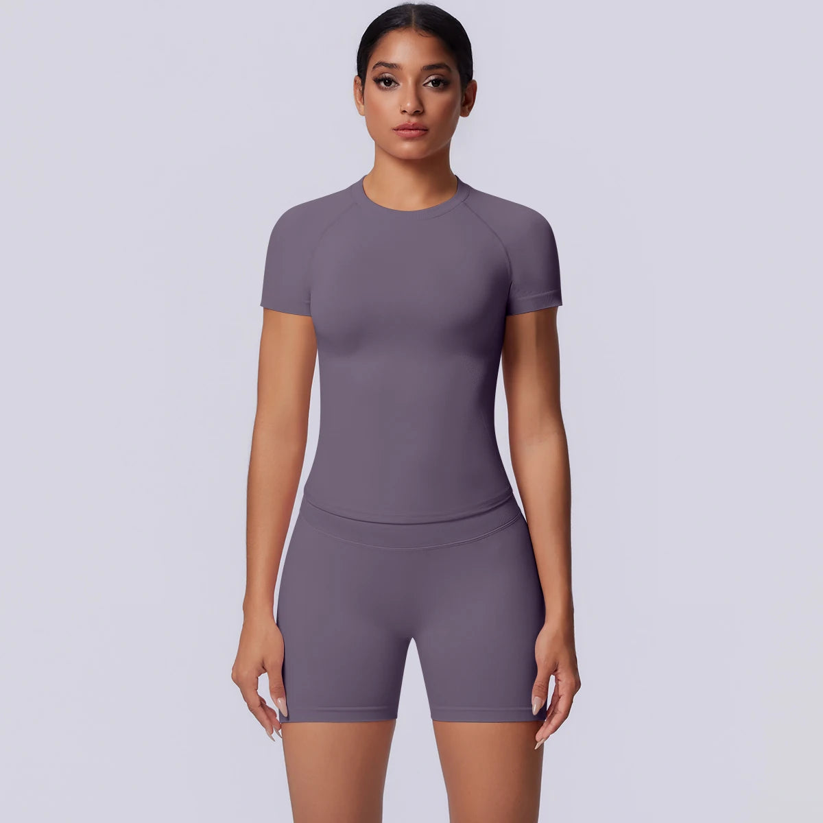 Yoga-Set für Frauen: violettes T-Shirt mit kurzen Ärmeln und kurze Shorts