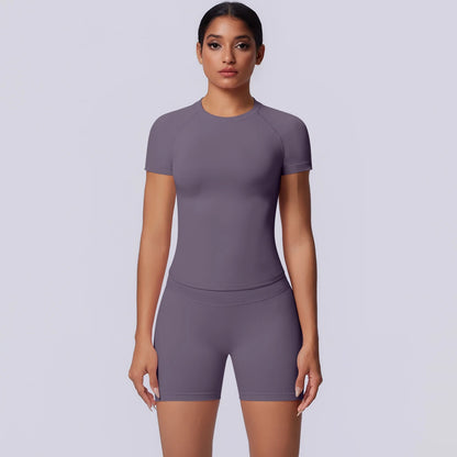 Yoga-Set für Frauen: violettes T-Shirt mit kurzen Ärmeln und kurze Shorts