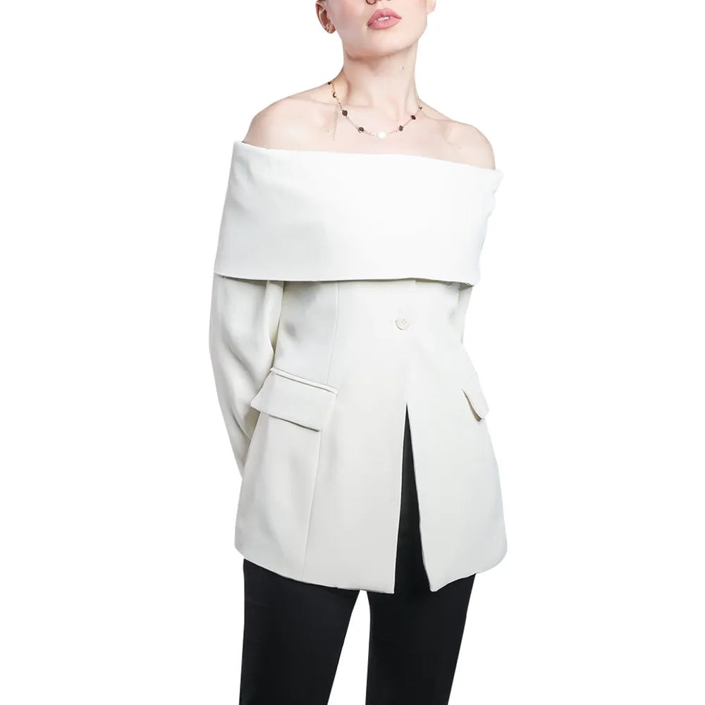 Elegantes Damen-Kleid mit Rundhalsausschnitt, kurzen Ärmeln und unregelmäßigem Patchwork-Design – figurbetont und stilvoll.