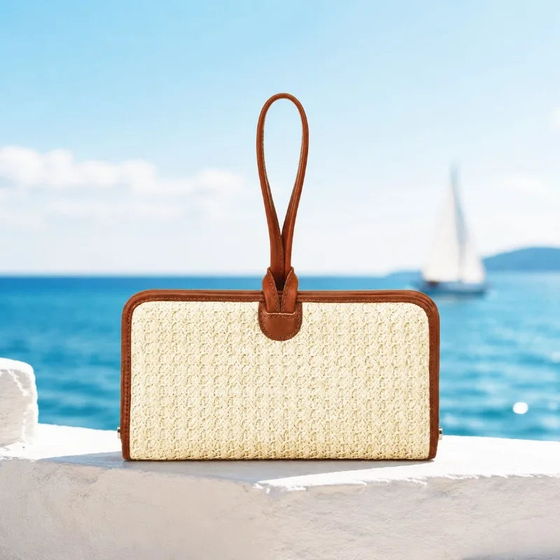 Beige geflochtene Stroh-Handytasche mit Echtleder-Rand und kurzem Handgelenkriemen