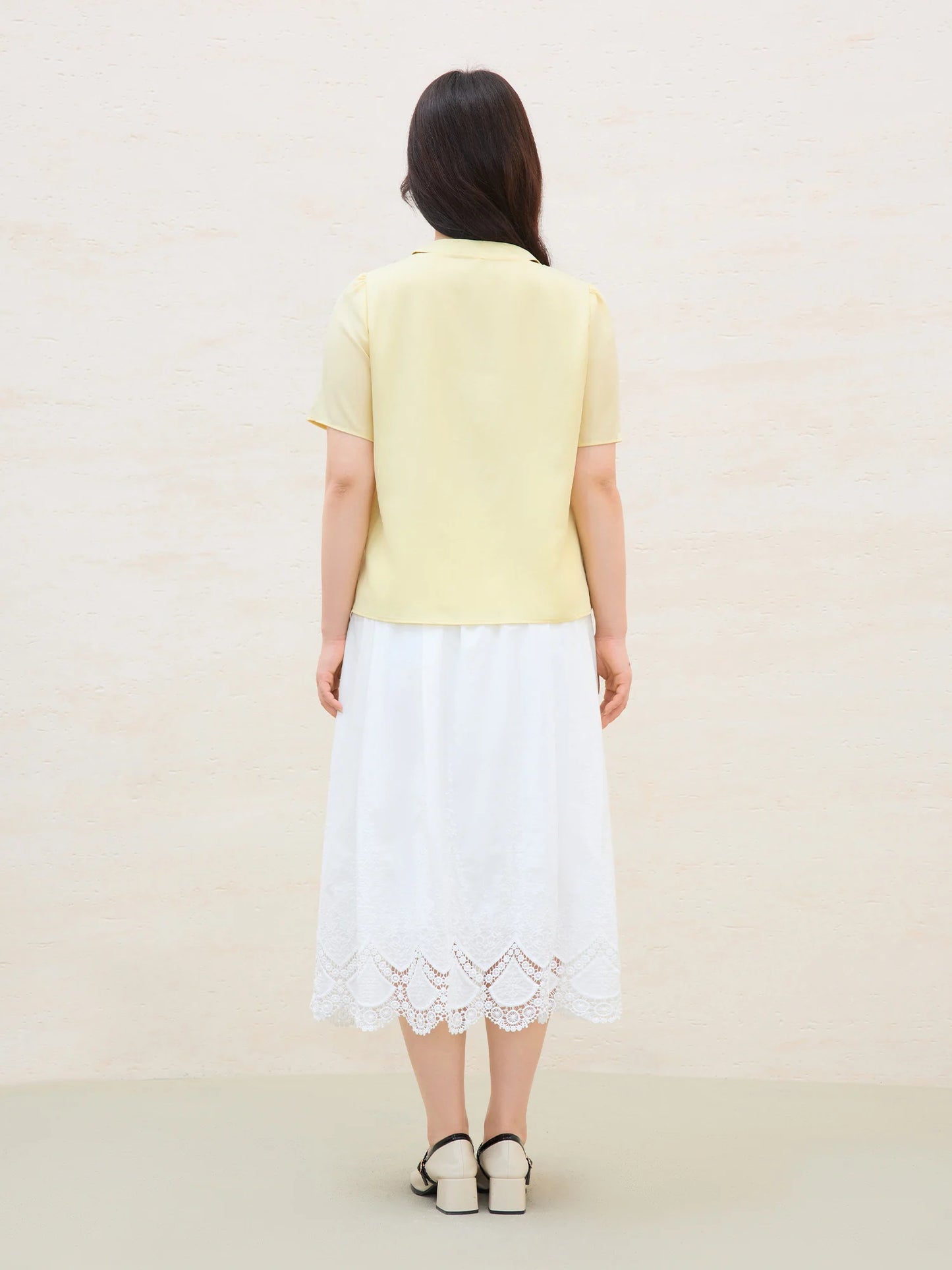 Damen-Sommer-Set mit weißer, bestickter Dreiviertelarm-Bluse und elastischem Taillen-Rock.
