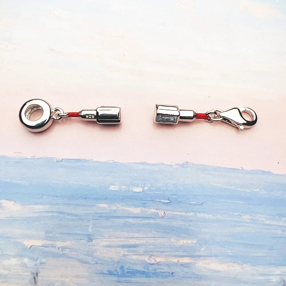Paar silberner Lippenstift-Charm-Anhänger mit roten Details und Karabinern