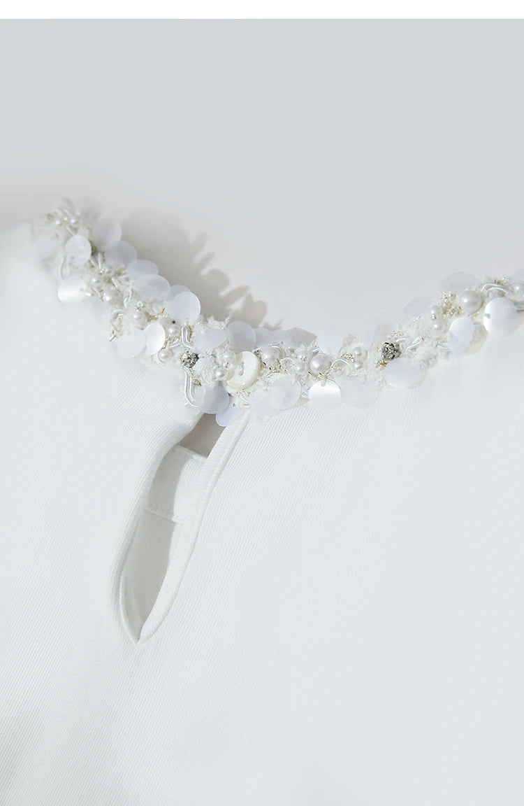 Damen Kurz-T-Shirt im minimalistischen Stil mit elastischen Perlen und Pailletten-Dekoration