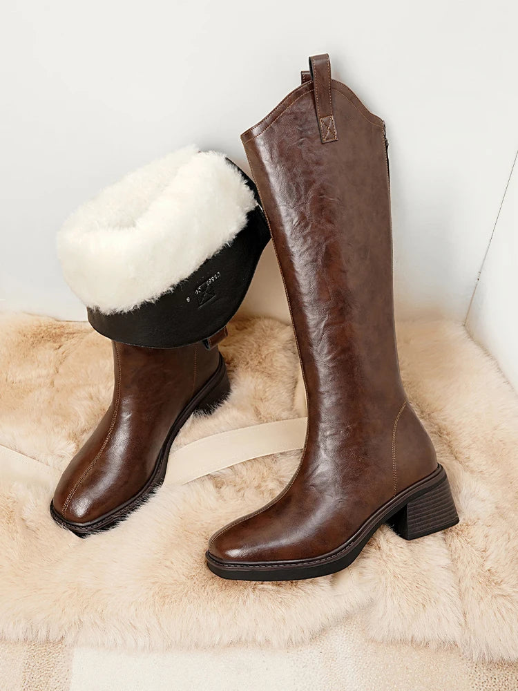 Braune lange Lederstiefel mit Filzfutter im Schaft und Blockabsatz