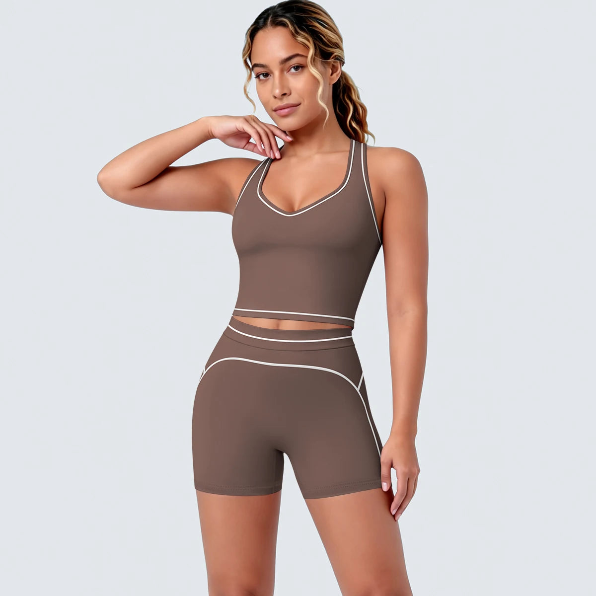 Damen-Yoga-Set braun mit hellen Zierlinien, trägerlos wirkendes Racerback-Top, Shorts