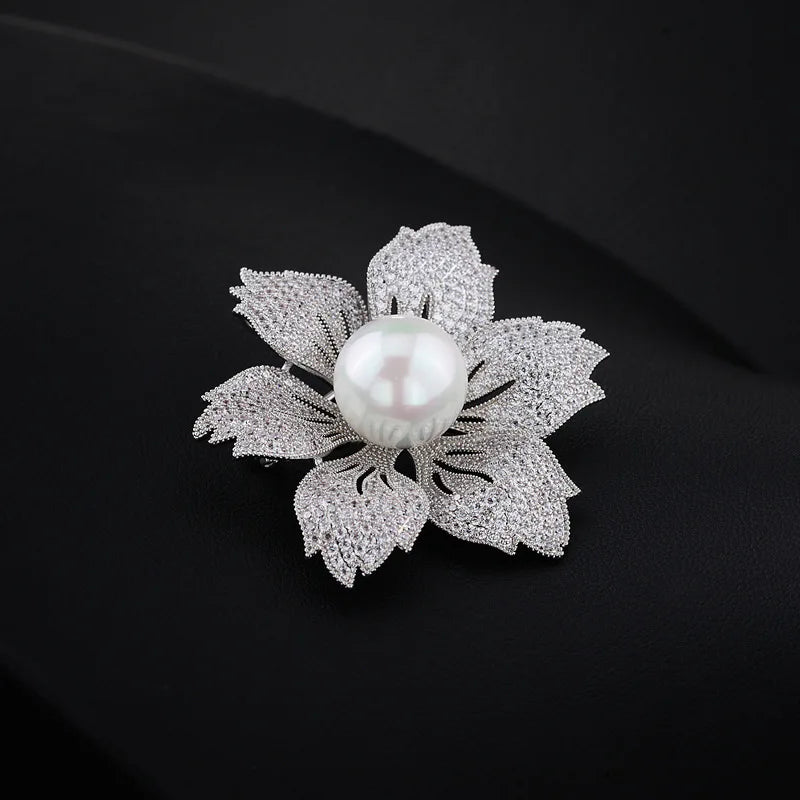 Brosche Blume Perle Emaille Kristall Tropföl Klassisch elegant Damen