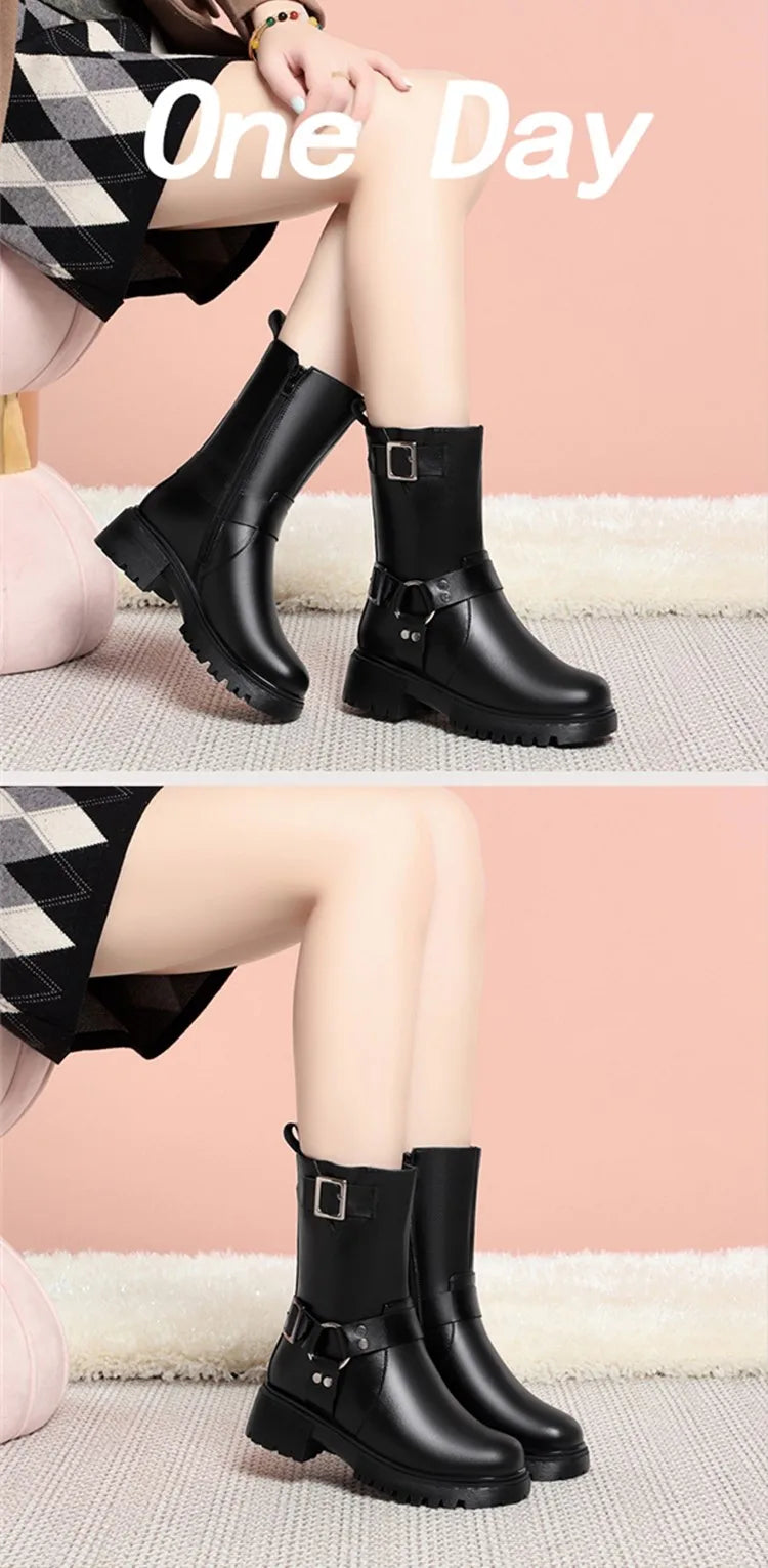 Schwarze Winterstiefel im Paar, Fellfutter sichtbar am Schaft, Schnallen und dicke Sohle