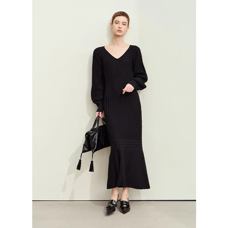Schwarzes Damen-Strickkleid mit V-Ausschnitt, langen Ärmeln und geripptem Saum