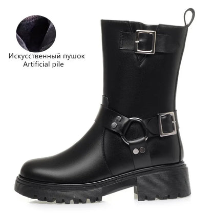 Schwarze Winterstiefel mit Schnalle am Schaft und Riemen, dicker Blockabsatz, griffige Sohle