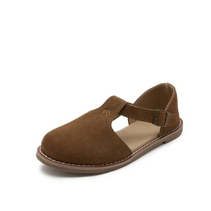 Braune flache Leder-Sandalen mit Riemen über dem Rist und Schnalle, Zehenöffnung